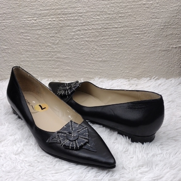 Bandolino Newman Black Leather Flower Detail Pointed Toe Slip On Low Heel Shoe - Picture 1 of 16